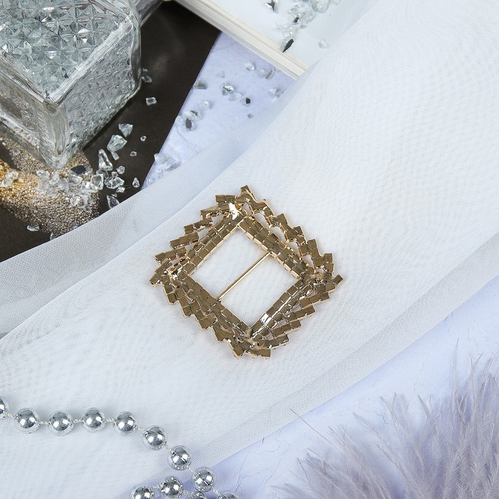 Пряжка для платка "Прямоугольник", цвет красно-белый в золоте