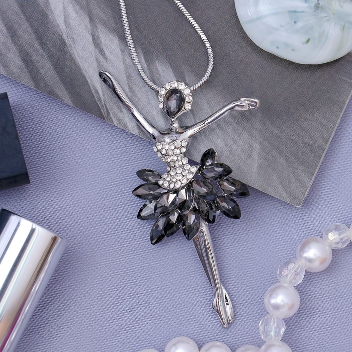 Кулон "Девочка в юбке", цвет бело-серый в серебре, 72 см