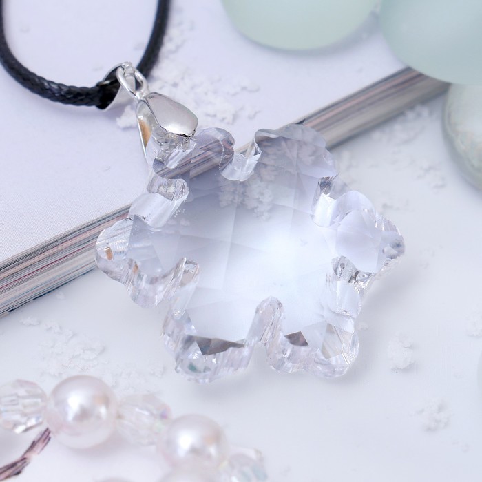 Кулон на шнурке "Сияние" снежинка, цвет белый, 45 см