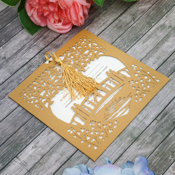 Свадебное приглашения "Влюбленные" золото, 16 х 16 см