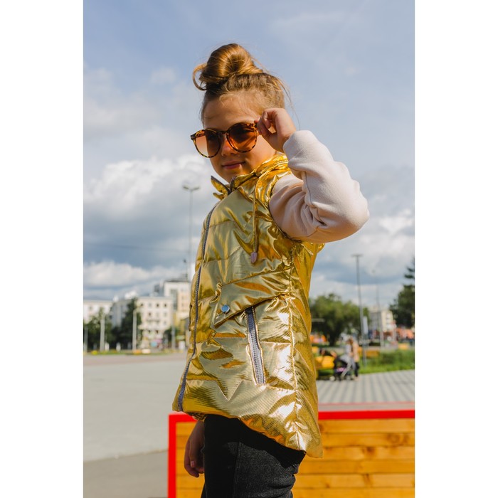 Жилет для девочки с капюшоном, с клапанами, желтое золото, рост 92-98 см