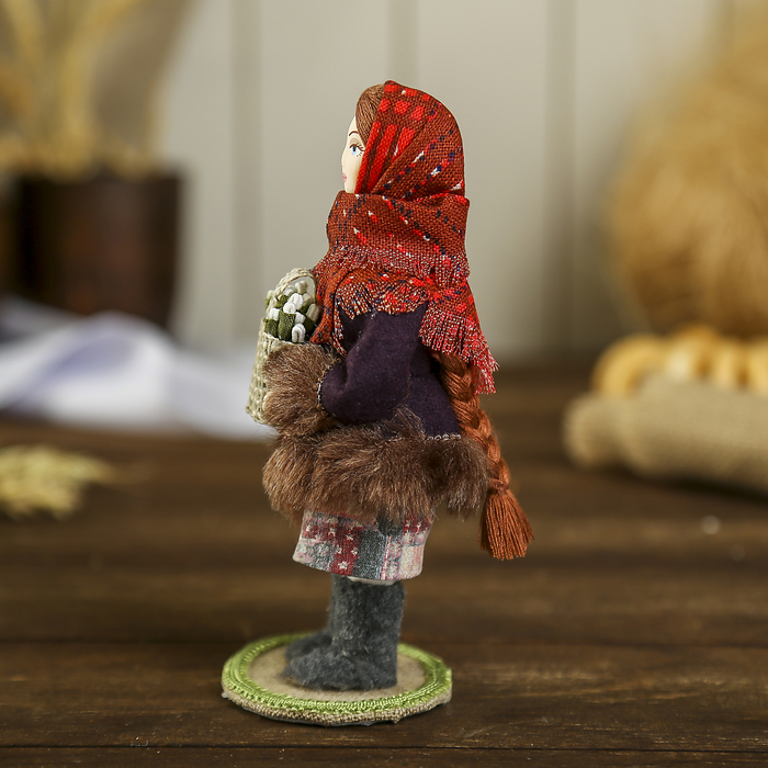 Новогодняя сувенирная кукла "Девочка с корзиной подснежников" 16 см