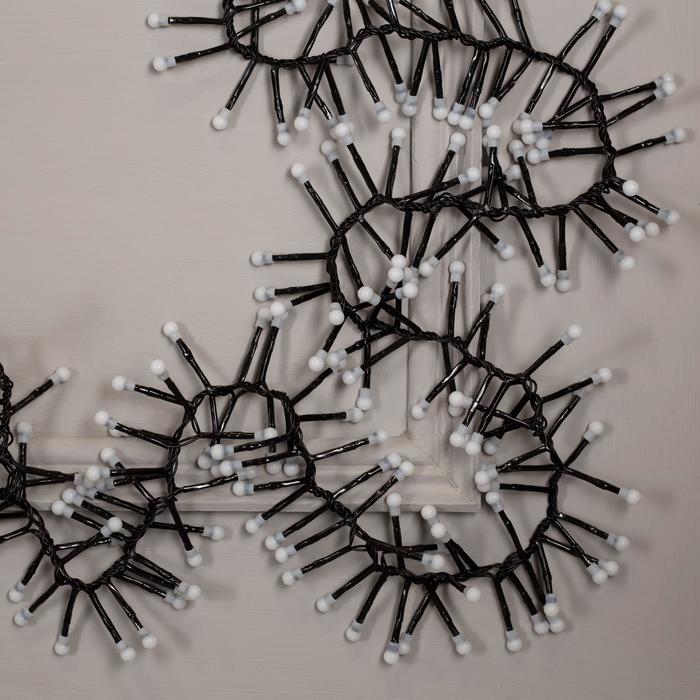 Гирлянда уличная «Шарики», УМС, мишура, длина 4 м, нить тёмная, 400 LED, 31 В, 8 режимов, свечение белое/фиолетовое