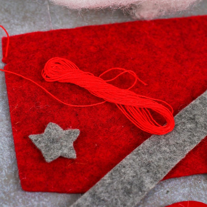 Набор для создания подвесной игрушки из фетра "Куколка в шапочке"