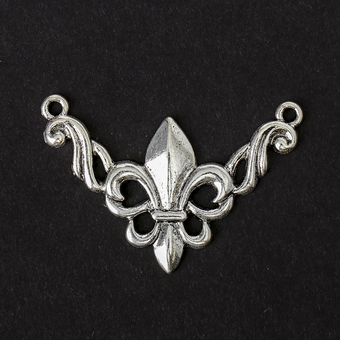 Декор металл для творчества "Уголок с геральдической лилией" серебро (В22802) 3,1х4,4 см