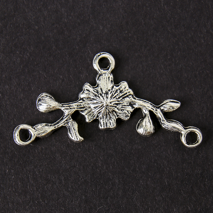 Декор металл для творчества "Цветок на плюще" серебро (В26191) 1,5х3,2 см
