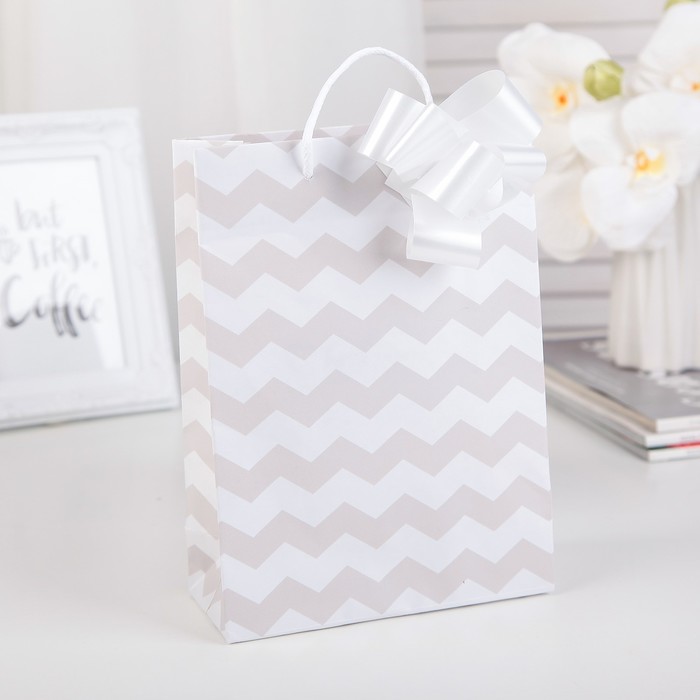 Пакет подарочный с бантом, "Зигзаг", дымчато-белый, 21,5 х 16 х 7 см