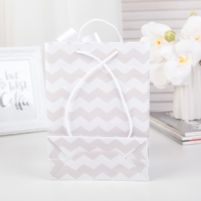 Пакет подарочный с бантом, "Зигзаг", дымчато-белый, 21,5 х 16 х 7 см