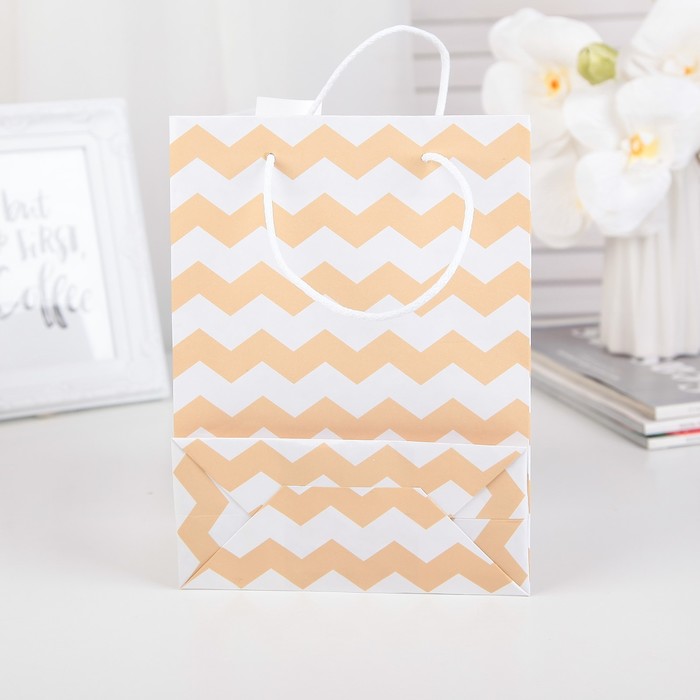Пакет подарочный с бантом, "Зигзаг", персиковый, 21,5 х 16 х 7 см