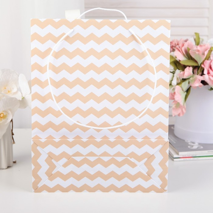 Пакет подарочный с бантом, "Зигзаг", песочно-коричневый, 35 х 27 х 12 см