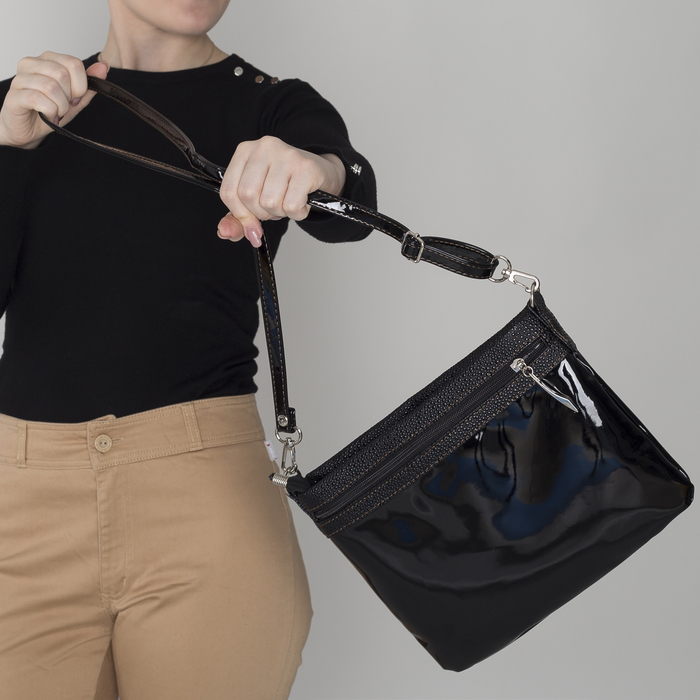 Сумка женская, отдел с перегородкой на молнии, наружный карман, регулируемый ремень, скат, цвет чёрный