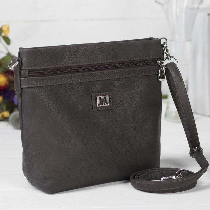 Сумка женская, отдел на молнии, 2 наружных кармана, регулируемый ремень, цвет чёрный