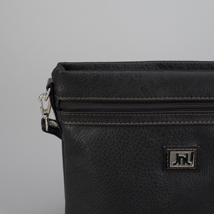 Сумка женская, отдел на молнии, 2 наружных кармана, регулируемый ремень, цвет чёрный