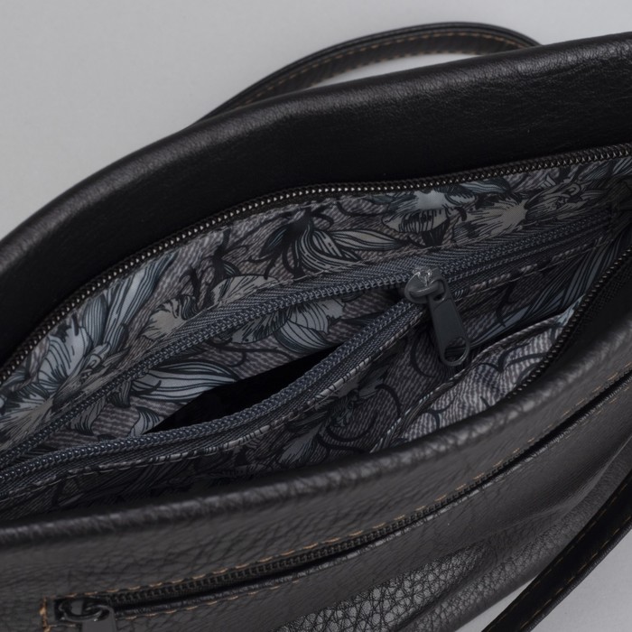 Сумка женская, отдел на молнии, 2 наружных кармана, регулируемый ремень, цвет чёрный