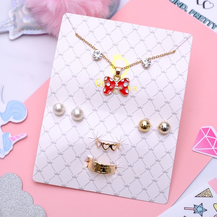 Гарнитур 6 предм: 3 пары пуссет, кулон 2 кольца "Бантик", цвет красно-белый в золоте, 45 см 374188