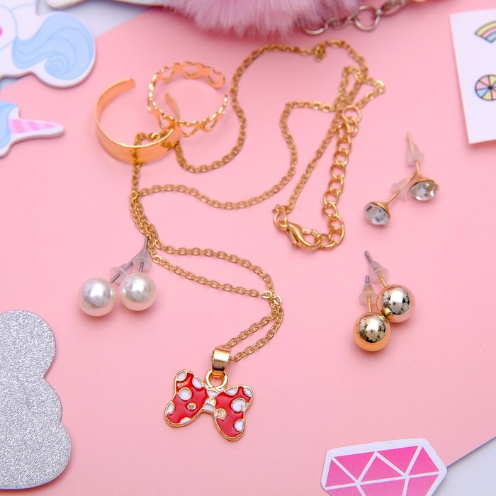 Гарнитур 6 предм: 3 пары пуссет, кулон 2 кольца "Бантик", цвет красно-белый в золоте, 45 см 374188