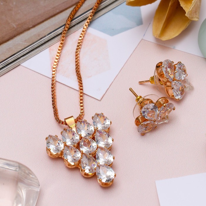 Гарнитур 2 предмета: серьги, кулон "Циркон" изыск, треугольник, цвет белый в золоте, 45 см