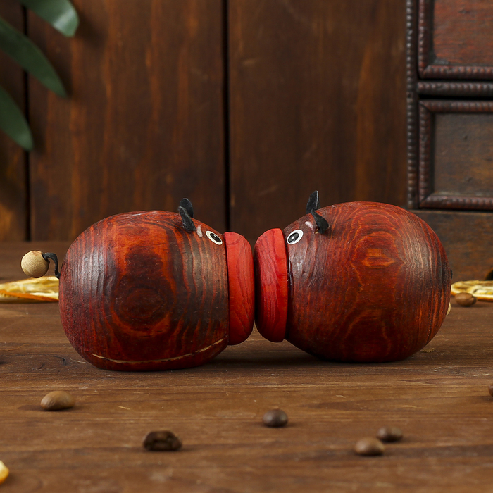 Сувенир "Целующиеся поросята"14х5см, дерево