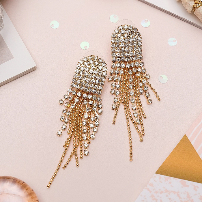 Серьги висячие со стразами "Голливуд" водопад, цвет белый в золоте