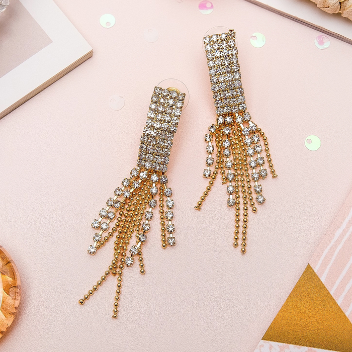 Серьги висячие со стразами "Голливуд" прямоугольник с нитями, цвет белый в золоте