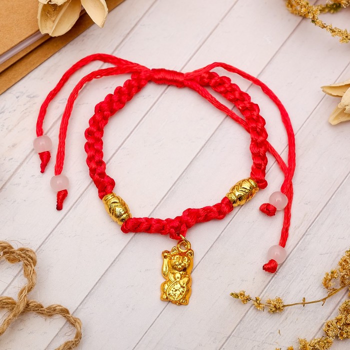 Браслет-оберег "Косичка" манэки-нэко, цвет красный