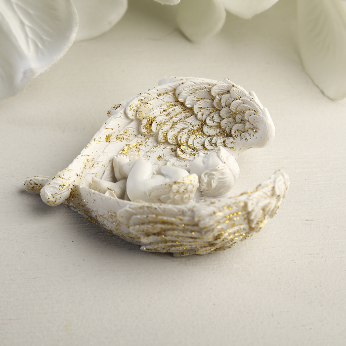 Сувенир полистоун "Спящий ангелочек в позолоченных крыльях" МИКС 3х8,5х7 см