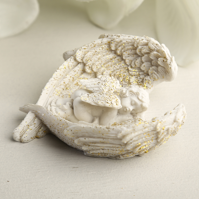 Сувенир полистоун "Спящий ангелочек в позолоченных крыльях" МИКС 3х8,5х7 см