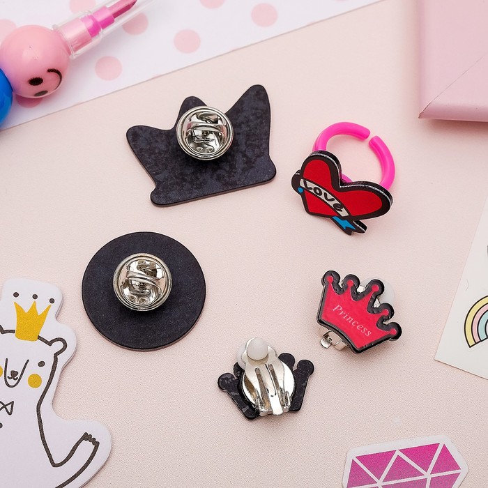 Набор детский 4 предм: 2 значка, клипсы, кольцо, королева, цветной