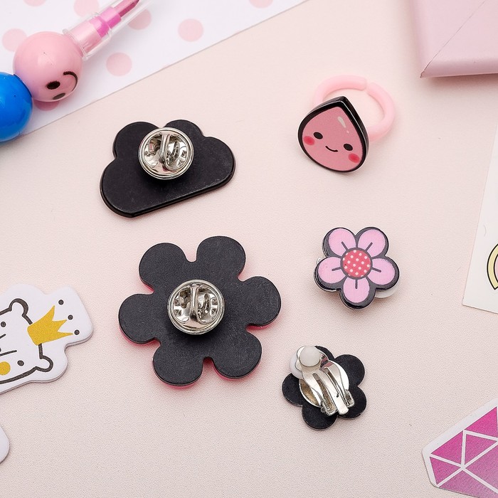 Набор детский 4 предм: 2 значка, клипсы, кольцо, цветочки, цвет розовый