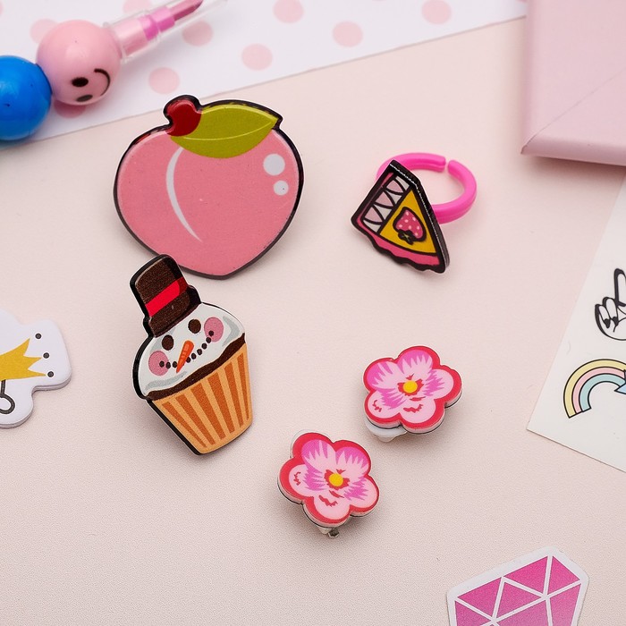Набор детский 4 предм: 2 значка, клипсы, кольцо, сладости, цвет розовый