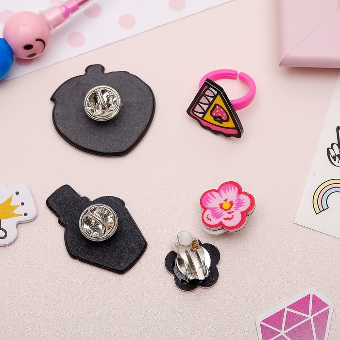 Набор детский 4 предм: 2 значка, клипсы, кольцо, сладости, цвет розовый