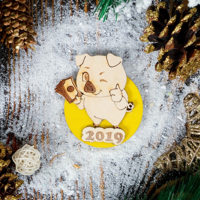 Магнит новогодний &quot;Хрюшка Кабачок&quot;, фанера, 7 см, золотой