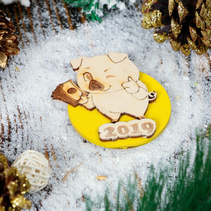 Магнит новогодний "Хрюшка Кабачок", фанера, 7 см, золотой