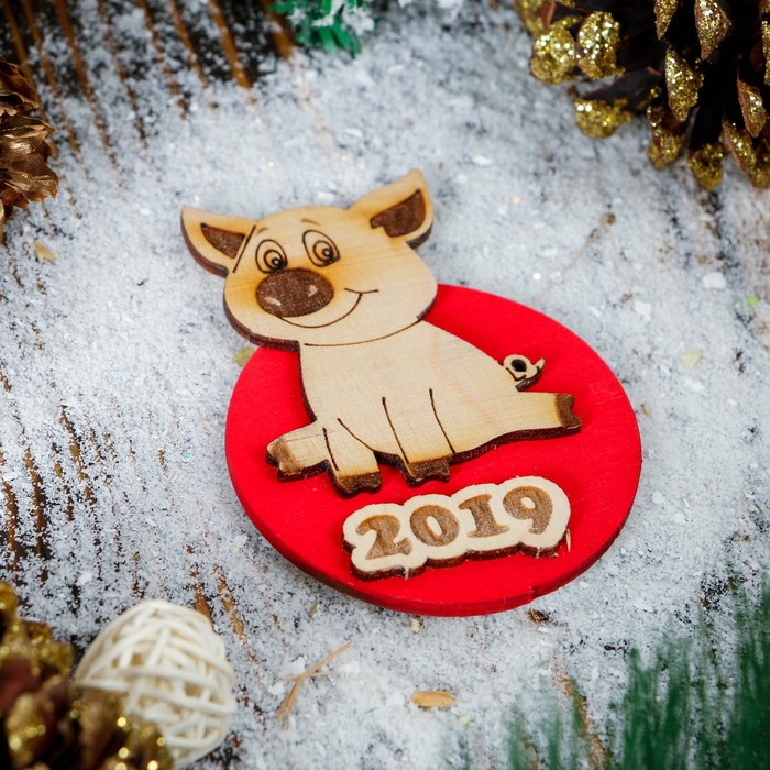 Магнит новогодний "Хрюшка Гектор", фанера, 7 см, красный