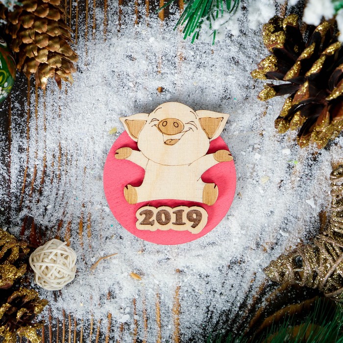 Магнит новогодний &quot;Хрюшка Чепчик&quot;, фанера, 7 см, розовый