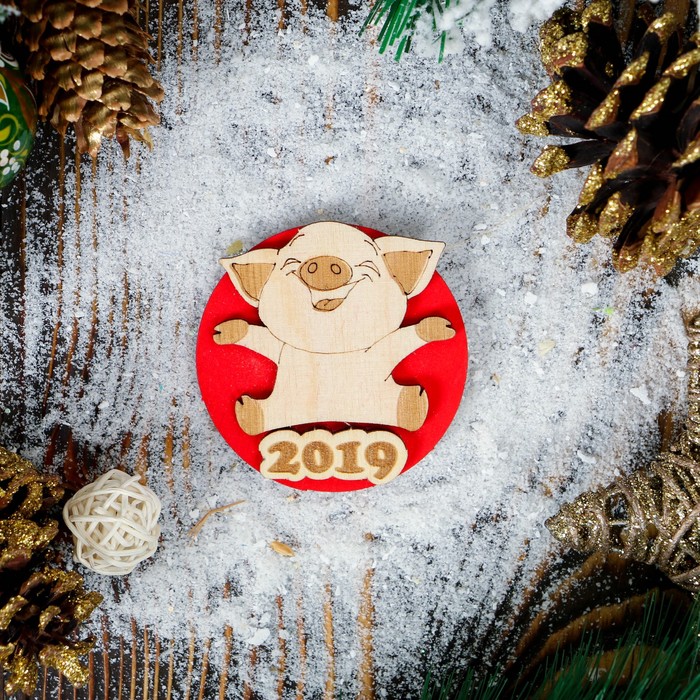 Магнит новогодний &quot;Хрюшка Чепчик&quot;, фанера, 7 см, красный