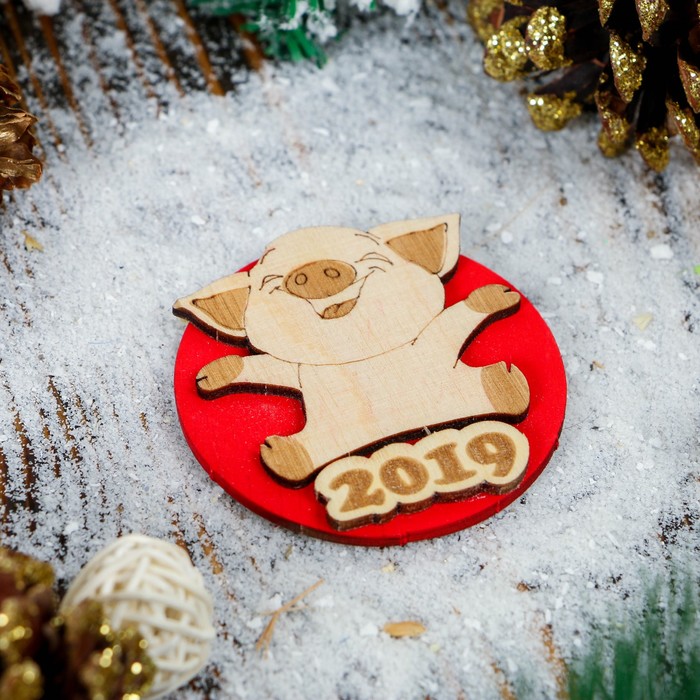 Магнит новогодний "Хрюшка Чепчик", фанера, 7 см, красный