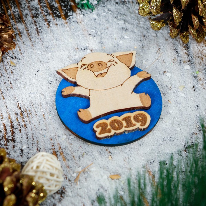Магнит новогодний "Хрюшка Чепчик", фанера, 7 см, синий
