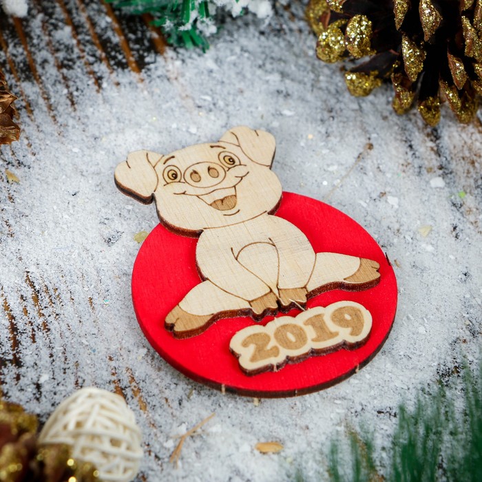 Магнит новогодний "Хрюшка Кики", фанера, 7 см, красный