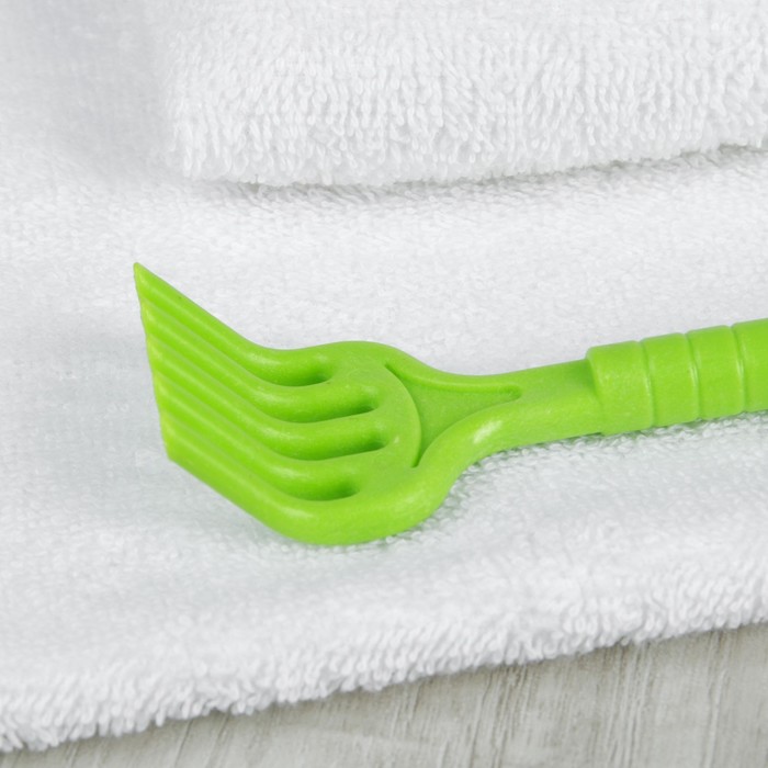 Чесалка универсальная, двусторонняя, с массажёром, цвет зелёный