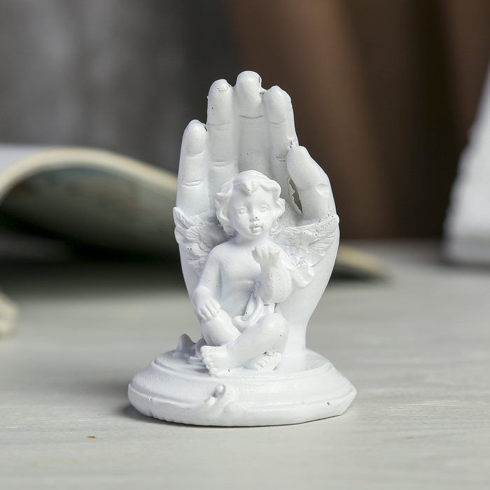 Сувенир полистоун "Белоснежный ангел рядом с ладонью" МИКС 7,8х5х5 см