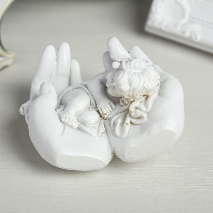 Сувенир полистоун "Белоснежный ангел спящий в ладонях" 5,3х8,8х8 см