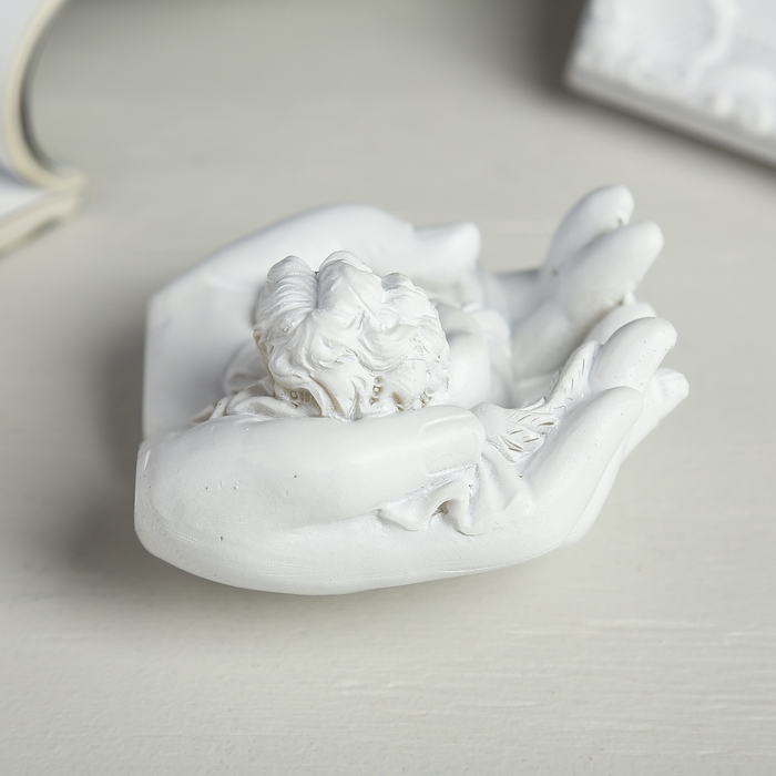 Сувенир полистоун "Белоснежный ангел спящий в ладонях" 5,3х8,8х8 см