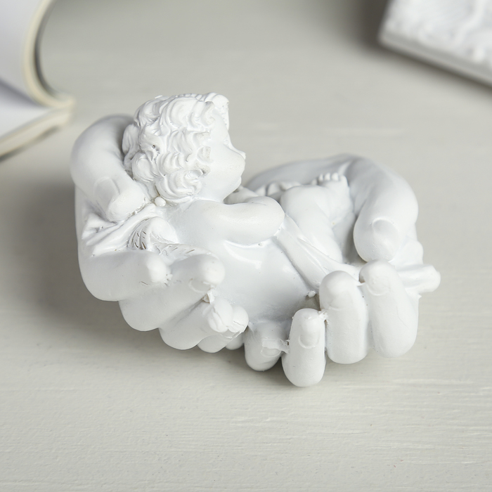 Сувенир полистоун "Белоснежный ангел спящий в ладонях" 5,3х8,8х8 см