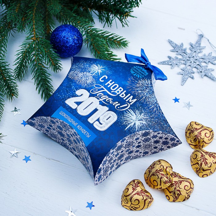 Шоколадные конфеты в коробке-звезде "С Новым годом 2019"