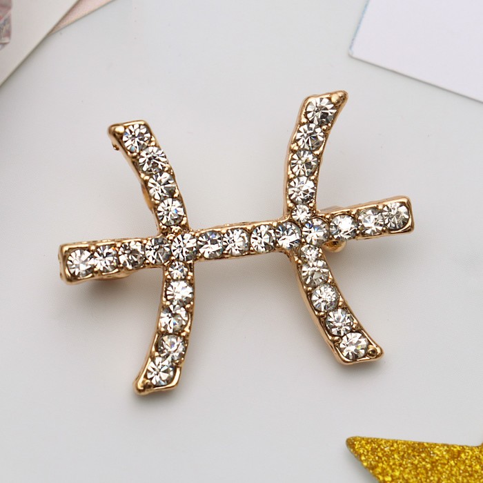 Брошь "Знаки зодиака" рыбы,цвет белый в золоте