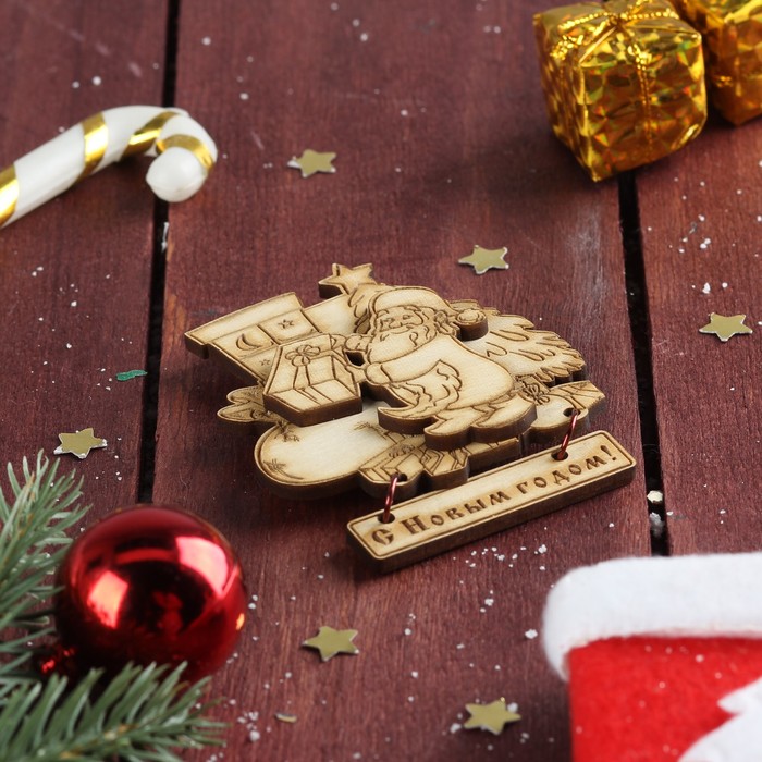 Магнит многослойный дерево "С Новым годом! Дед Мороз у ёлки с подарками" 7,5х6 см