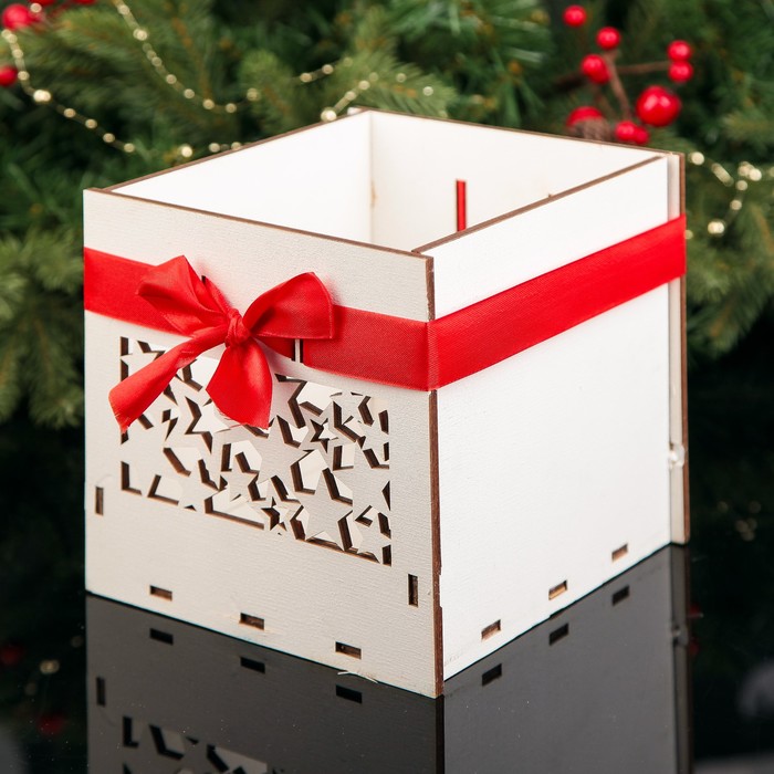 Подарочная коробка квадратная со звездочками, 16,3 х 16,6 х 16,2 см, белый