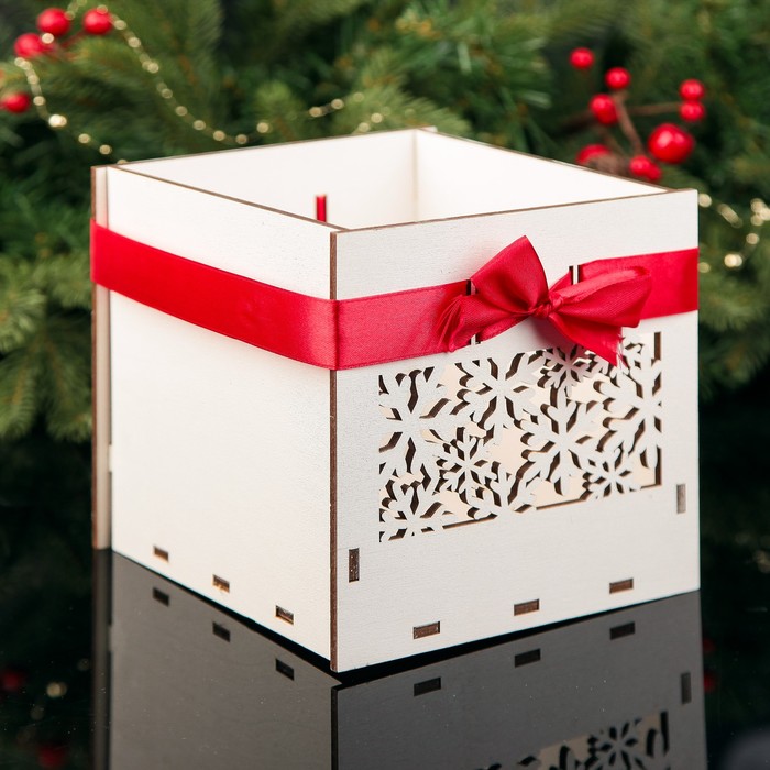 Подарочная коробка квадратная со снежинками, 16,3 х 16,6 х 16,2 см, белый