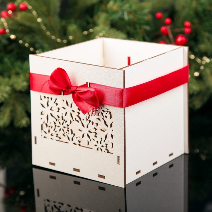 Подарочная коробка квадратная со снежинками, 16,3 х 16,6 х 16,2 см, белый